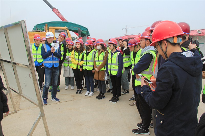 中国海洋大学师生到中铁二局青岛地铁8号线项目部交流学习1_副本.jpg